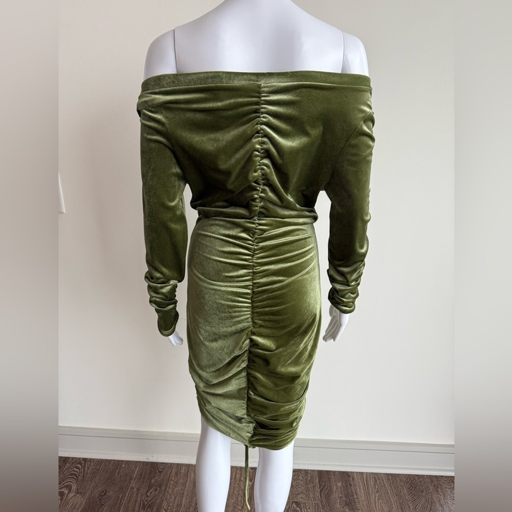 Off-the-Shoulder Green Velvet Ruched Dress - Picture 6 of 7